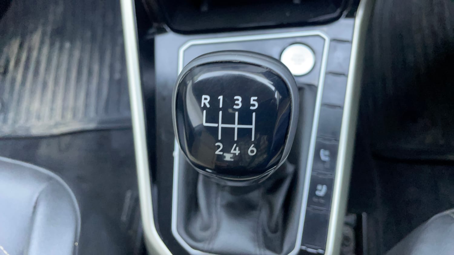Used 2022 Volkswagen Virtus Topline 1.0 TSI MT Petrol Manual interior GEAR  KNOB VIEW