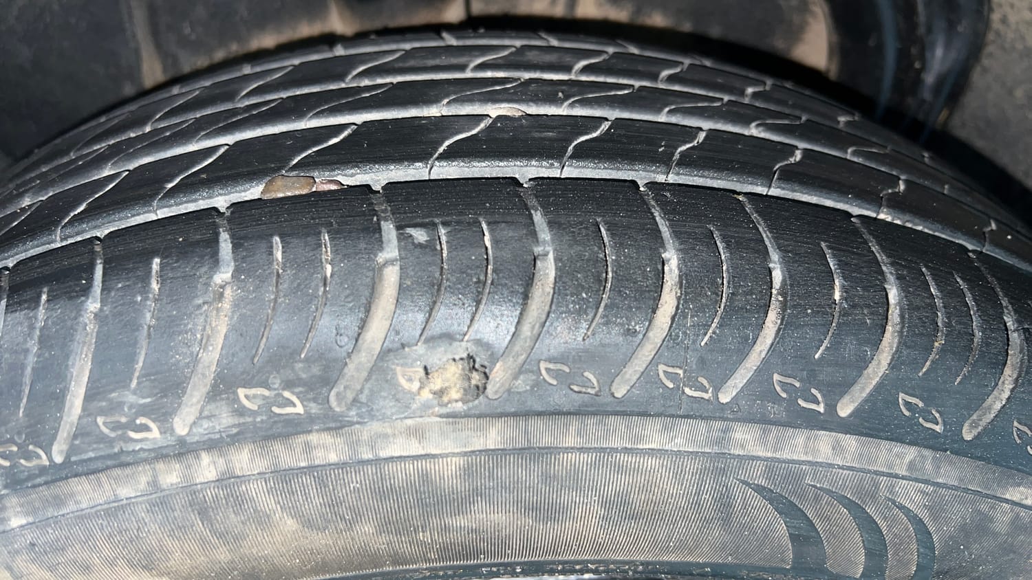 Used 2024 Nissan Magnite Tekna Plus B4D 1.0 Petrol AMT Dual Tone Petrol Automatic tyres RIGHT REAR TYRE TREAD VIEW