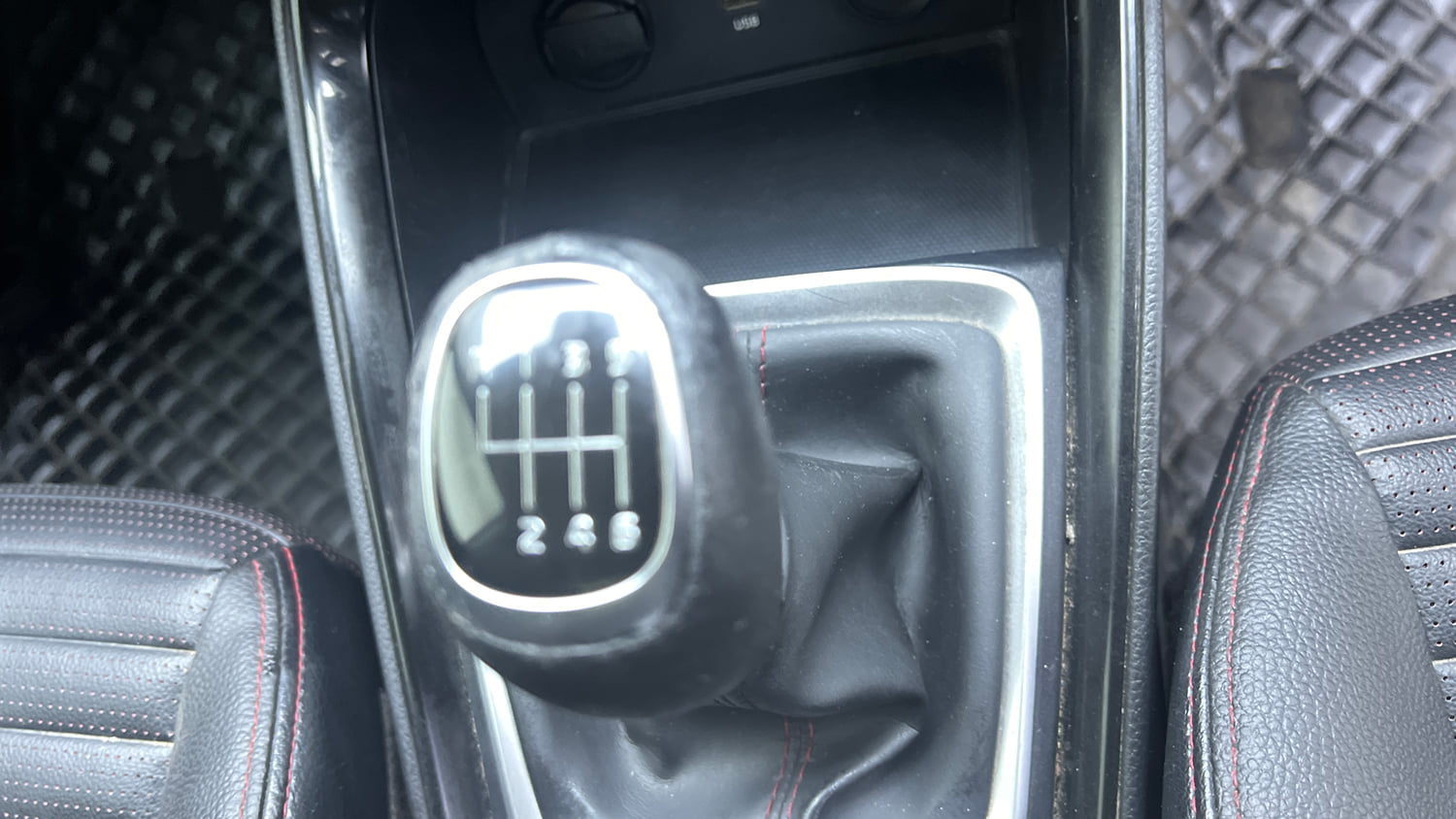 Used 2022 Kia Sonet GTX Plus 1.0 iMT Petrol Manual interior GEAR  KNOB VIEW