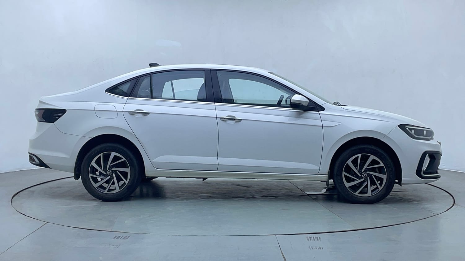 Used 2022 Volkswagen Virtus Topline 1.0 TSI MT Petrol Manual exterior RIGHT SIDE VIEW