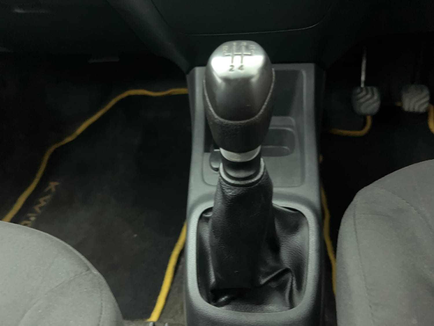 Used 2016 Renault Kwid RXT Petrol Manual interior GEAR  KNOB VIEW