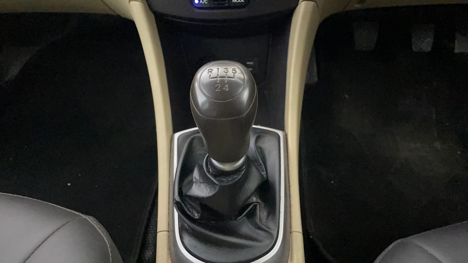 Used 2016 Hyundai Fluidic Verna 4S 1.6 VTVT S Petrol Manual interior GEAR  KNOB VIEW