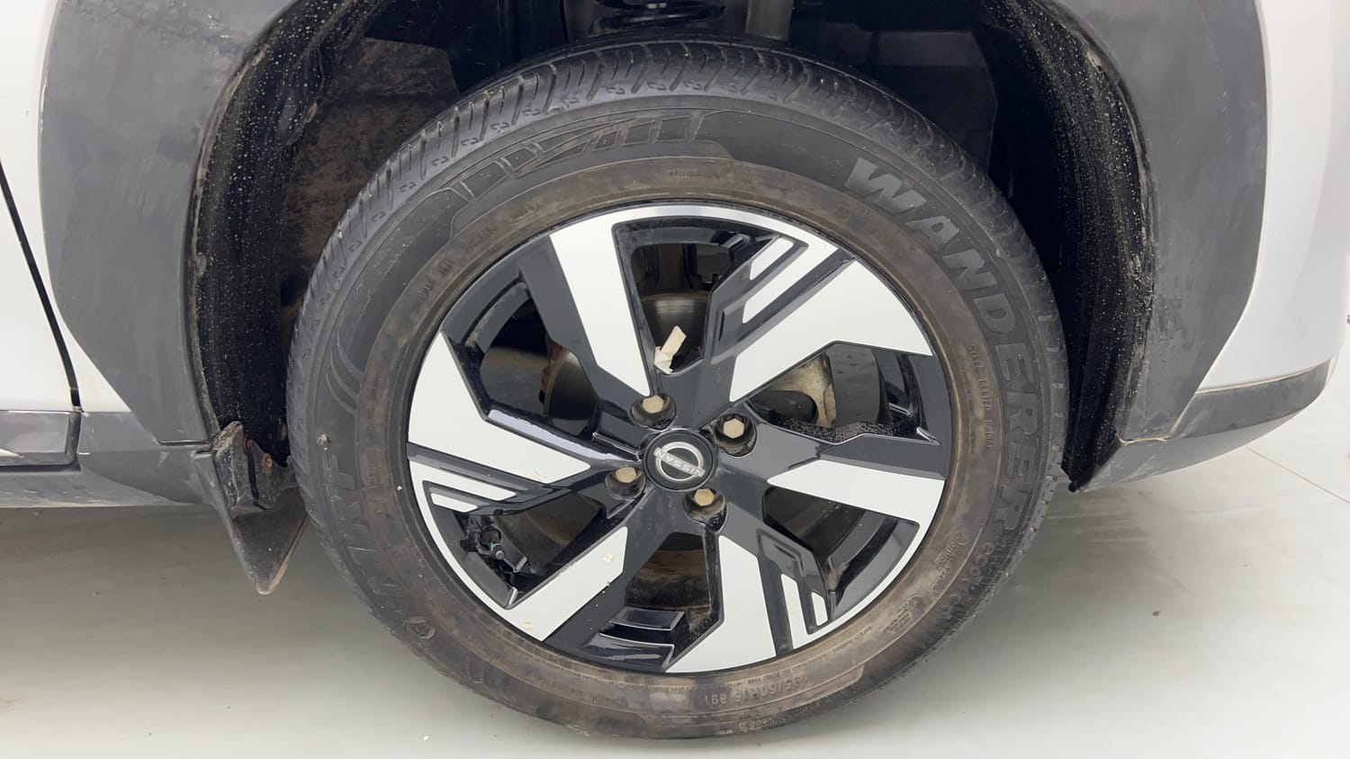 Used 2024 Nissan Magnite Tekna Plus B4D 1.0 Petrol AMT Dual Tone Petrol Automatic tyres RIGHT FRONT TYRE RIM VIEW
