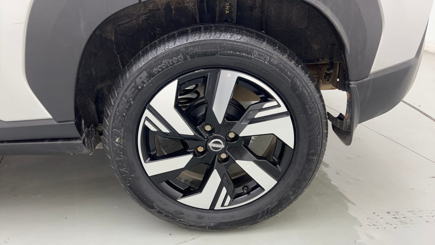 Used 2024 Nissan Magnite Tekna Plus B4D 1.0 Petrol AMT Dual Tone Petrol Automatic tyres LEFT REAR TYRE RIM VIEW