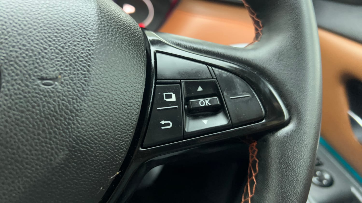 Used 2024 Nissan Magnite Tekna Plus B4D 1.0 Petrol AMT Dual Tone Petrol Automatic top_features Cruise control