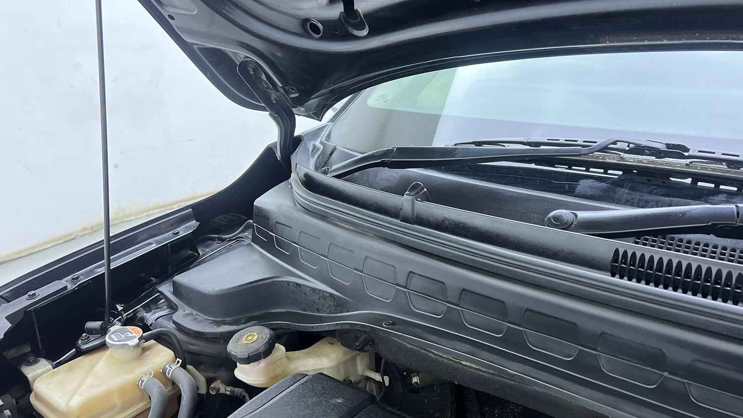 Used 2022 Kia Sonet GTX Plus 1.0 iMT Petrol Manual engine ENGINE RIGHT SIDE HINGE & APRON VIEW