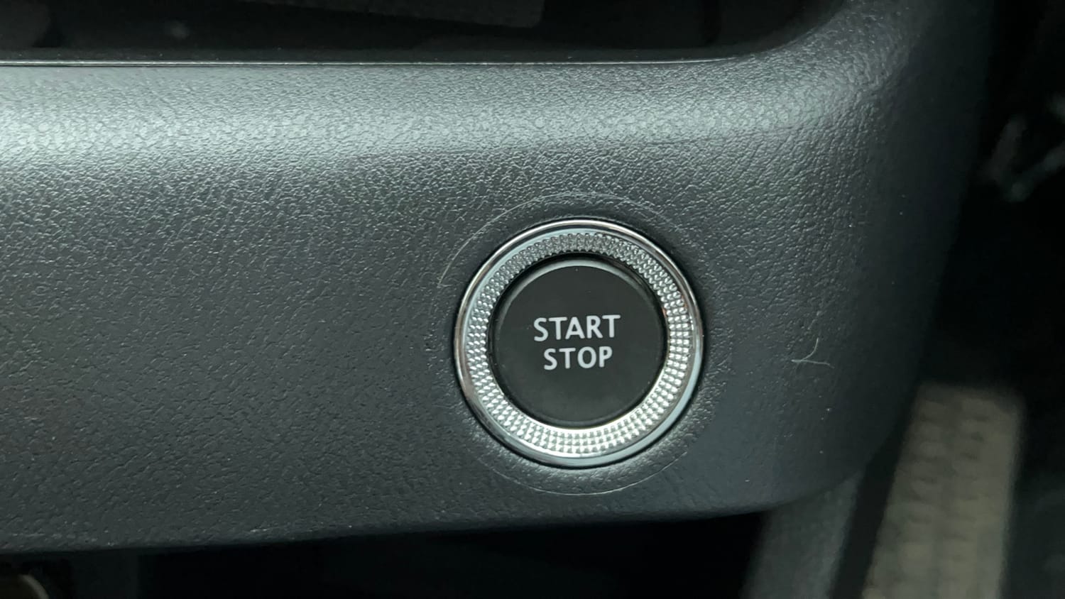 Used 2024 Nissan Magnite Tekna Plus B4D 1.0 Petrol AMT Dual Tone Petrol Automatic top_features Keyless start