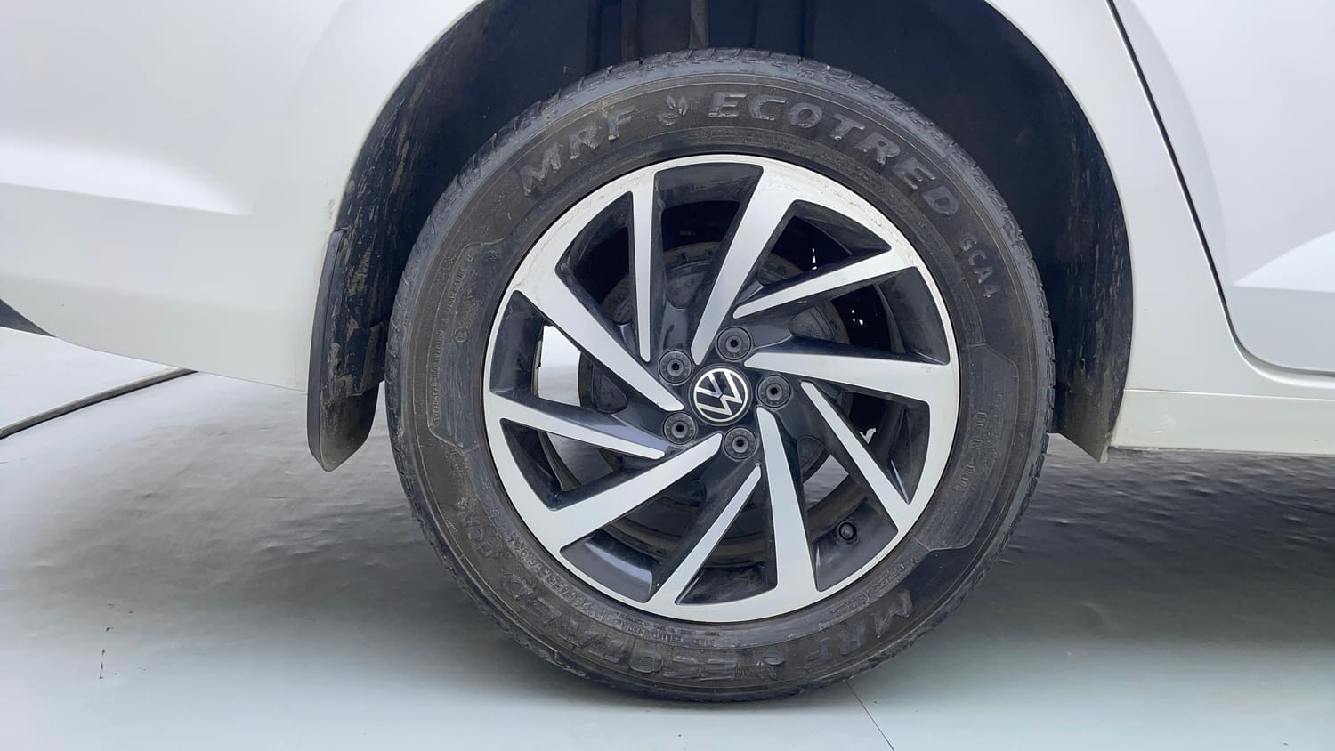Used 2022 Volkswagen Virtus Topline 1.0 TSI MT Petrol Manual tyres RIGHT REAR TYRE RIM VIEW