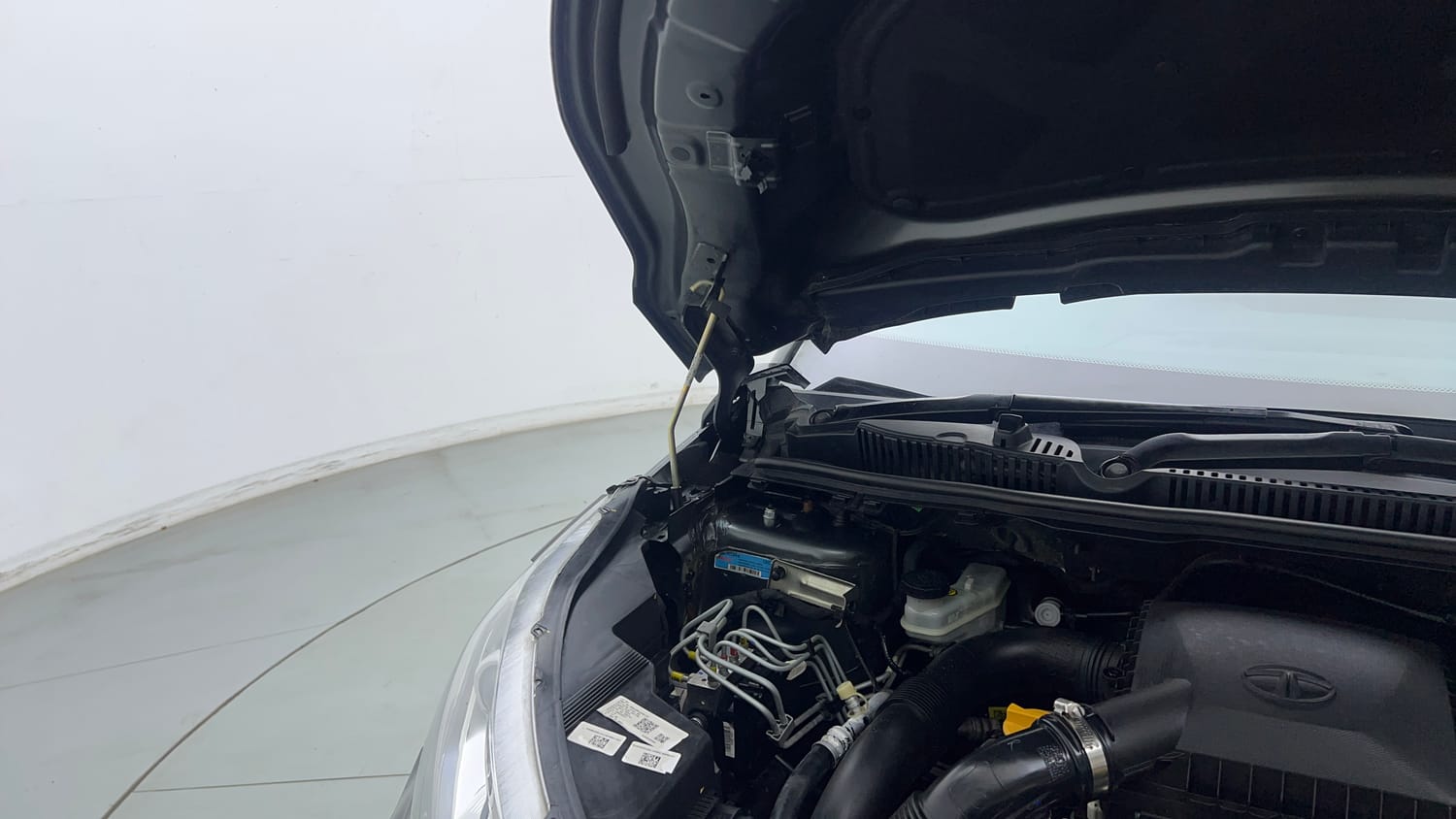 Used 2023 Tata Nexon XZ Plus Petrol Manual engine ENGINE RIGHT SIDE HINGE & APRON VIEW