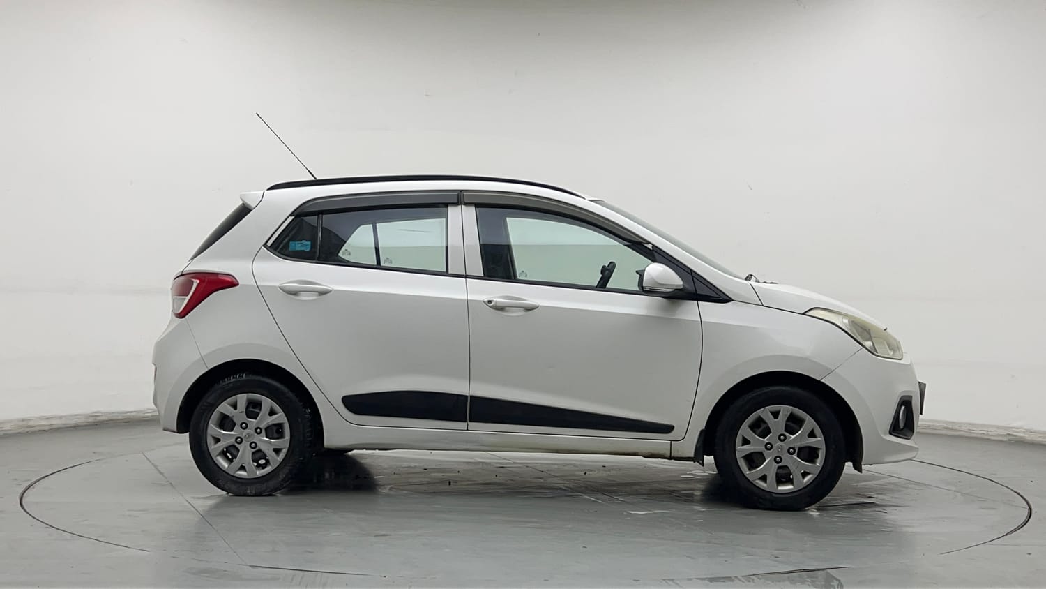 Used 2015 Hyundai Grand i10 Sportz 1.2 Kappa VTVT Petrol Manual exterior RIGHT SIDE VIEW