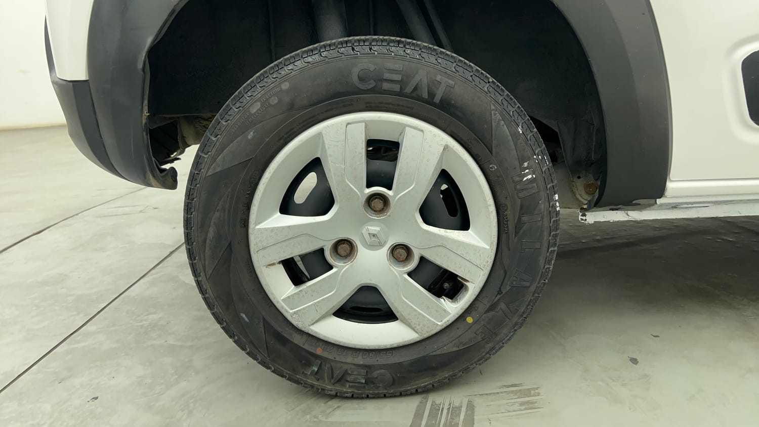 Used 2016 Renault Kwid RXT Petrol Manual tyres RIGHT REAR TYRE RIM VIEW