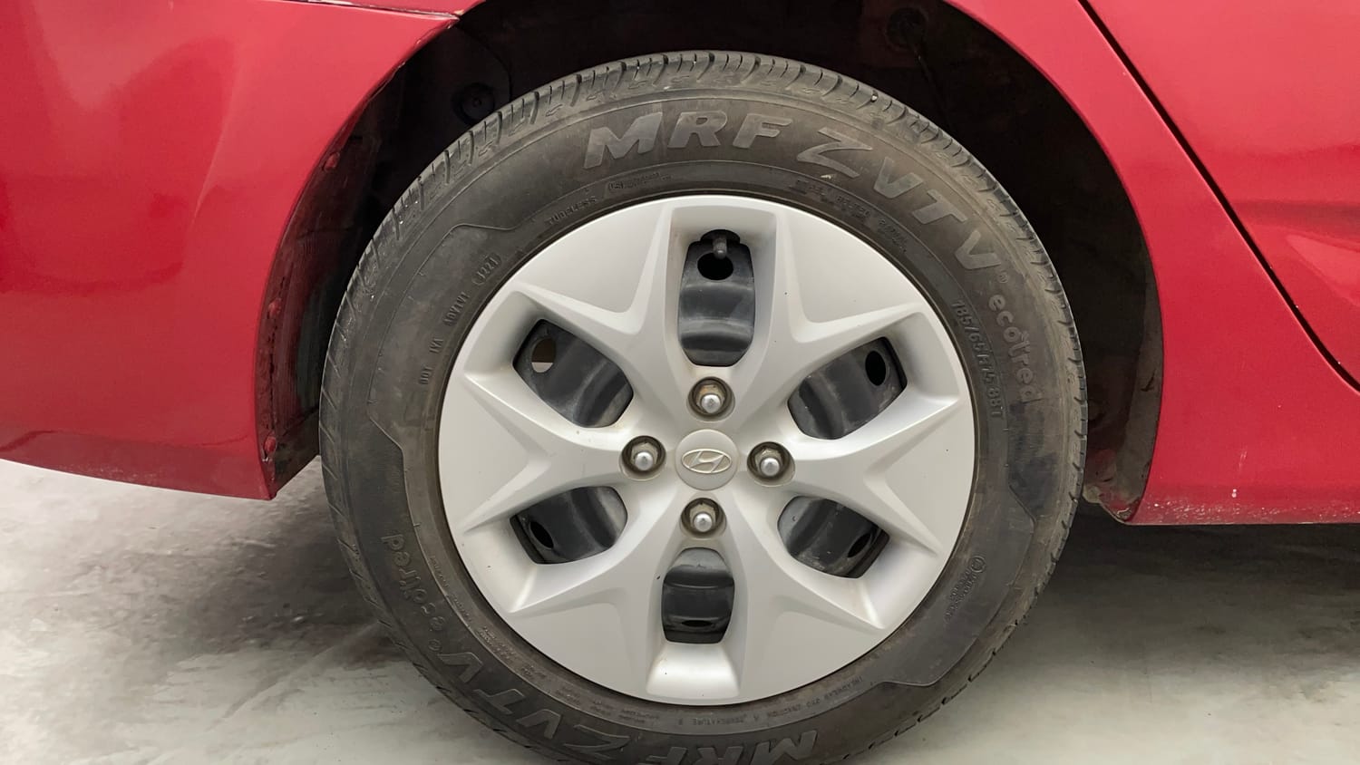 Used 2016 Hyundai Fluidic Verna 4S 1.6 VTVT S Petrol Manual tyres RIGHT REAR TYRE RIM VIEW