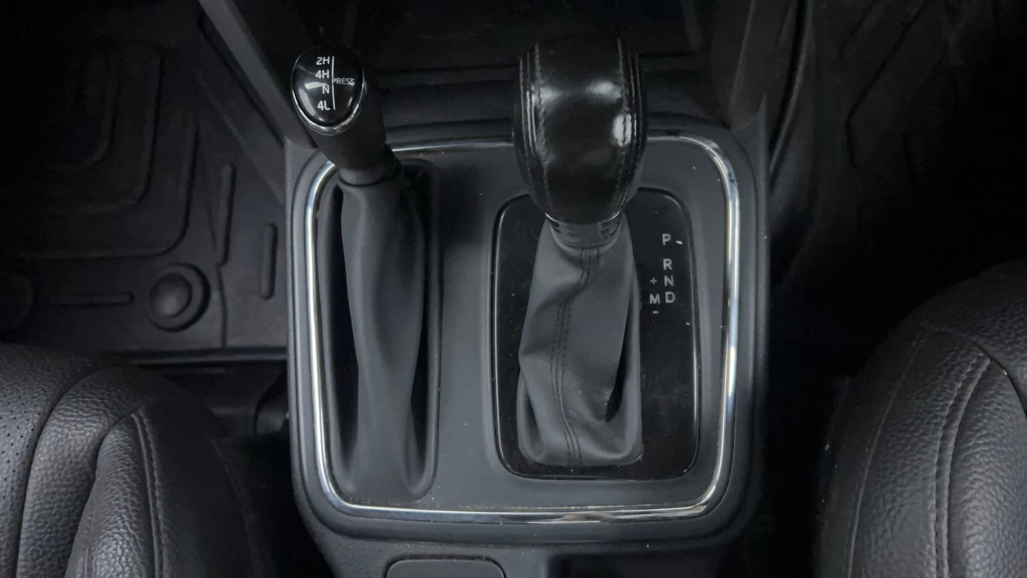 Used 2022 mahindra Thar LX Hard Top Petrol AT 4WD Petrol Automatic interior GEAR  KNOB VIEW