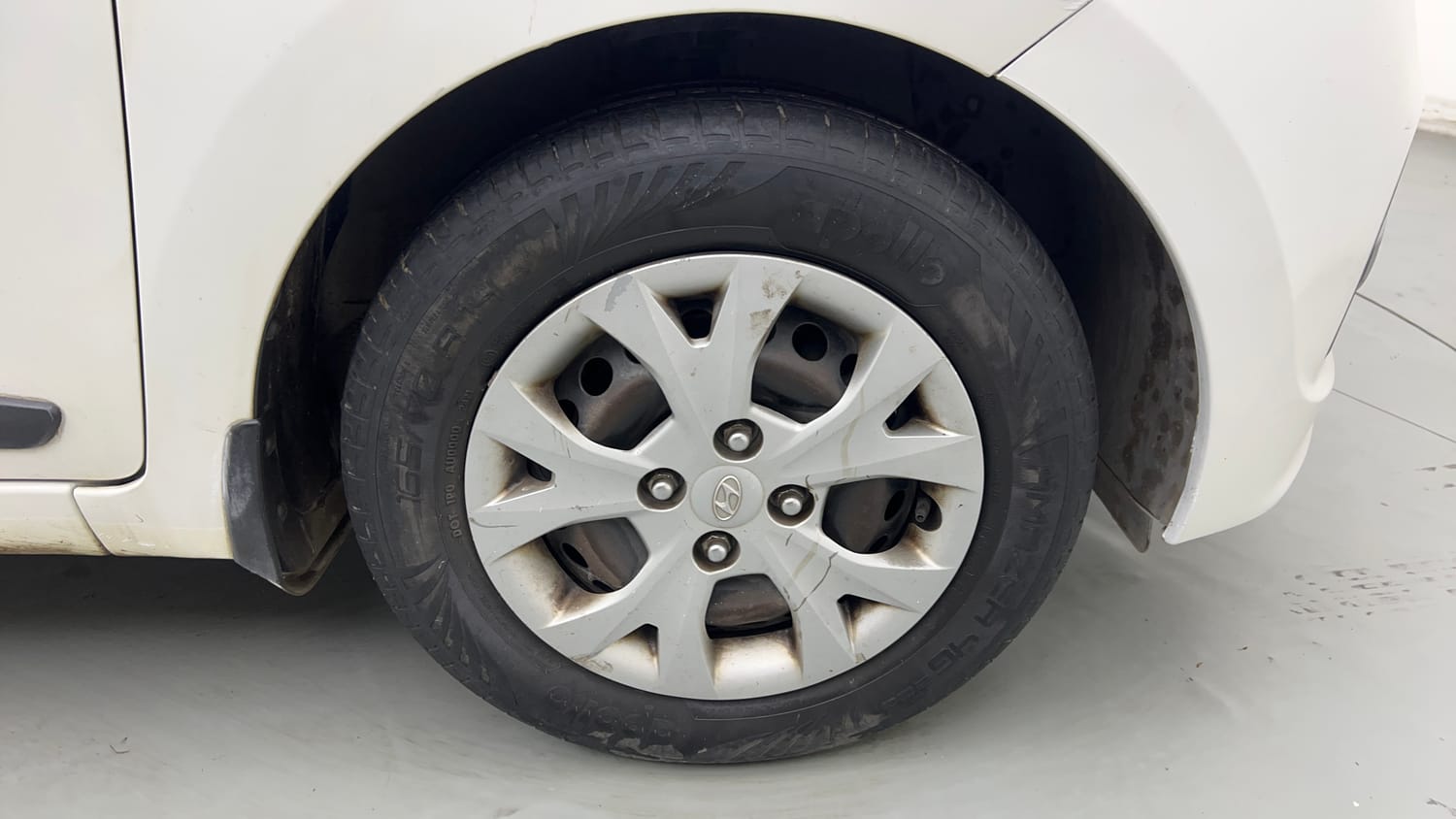Used 2015 Hyundai Grand i10 Sportz 1.2 Kappa VTVT Petrol Manual tyres RIGHT FRONT TYRE RIM VIEW