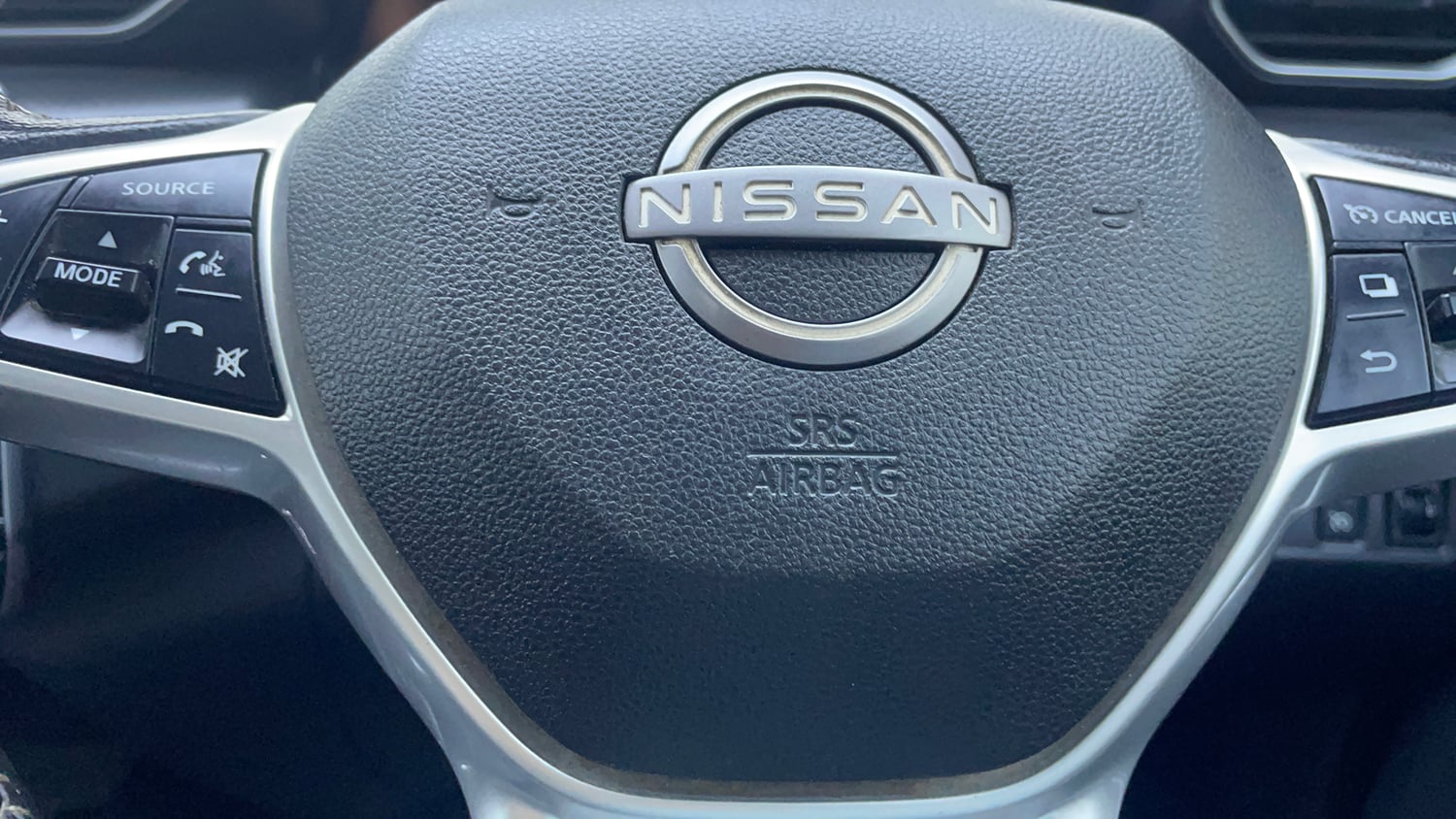 Used 2022 Nissan Magnite XV Premium Turbo CVT Dual Tone Petrol Automatic top_features Airbags