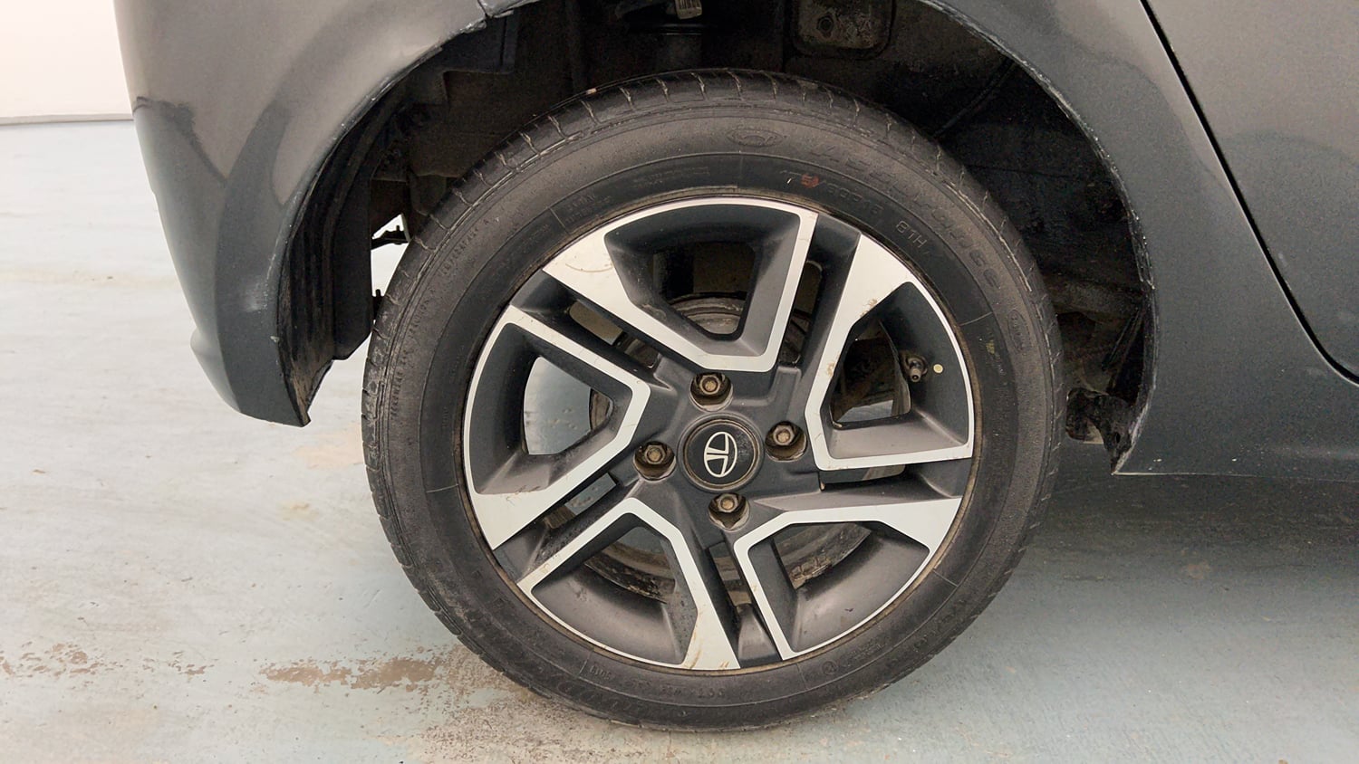 Used 2020 Tata Tiago XZ Plus Dual Tone Petrol Manual tyres RIGHT REAR TYRE RIM VIEW