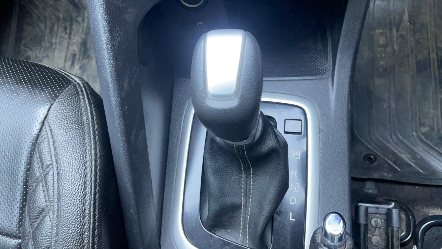 Used 2022 Nissan Magnite XV Premium Turbo CVT Dual Tone Petrol Automatic interior GEAR  KNOB VIEW