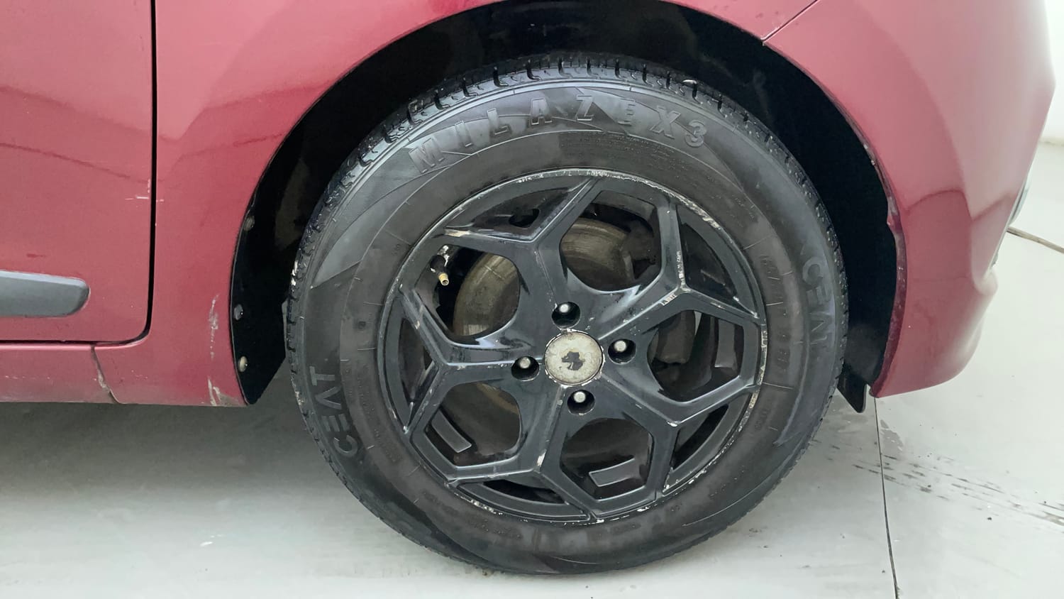 Used 2015 Hyundai Grand i10 Sportz 1.2 Kappa VTVT Petrol Manual tyres RIGHT FRONT TYRE RIM VIEW