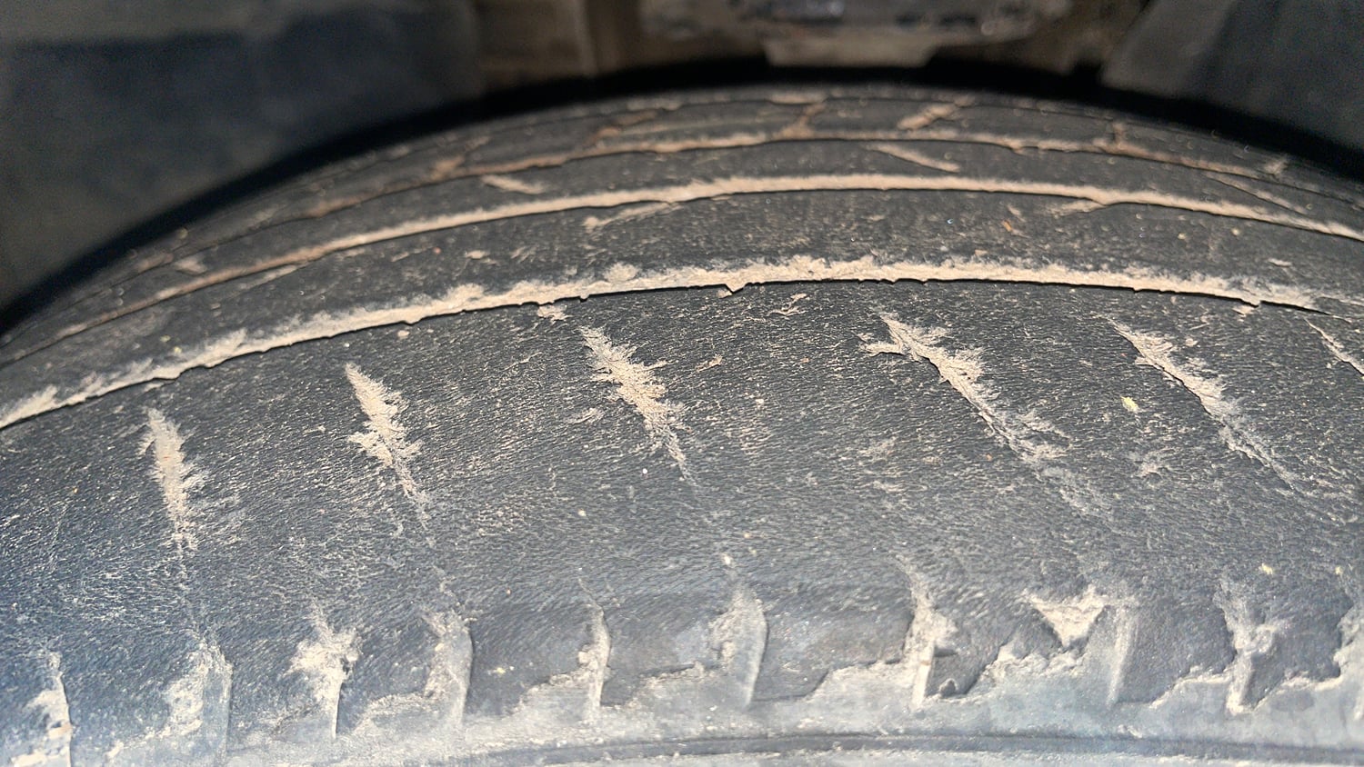 Used 2022 Nissan Magnite XV Premium Turbo CVT Dual Tone Petrol Automatic tyres LEFT FRONT TYRE TREAD VIEW