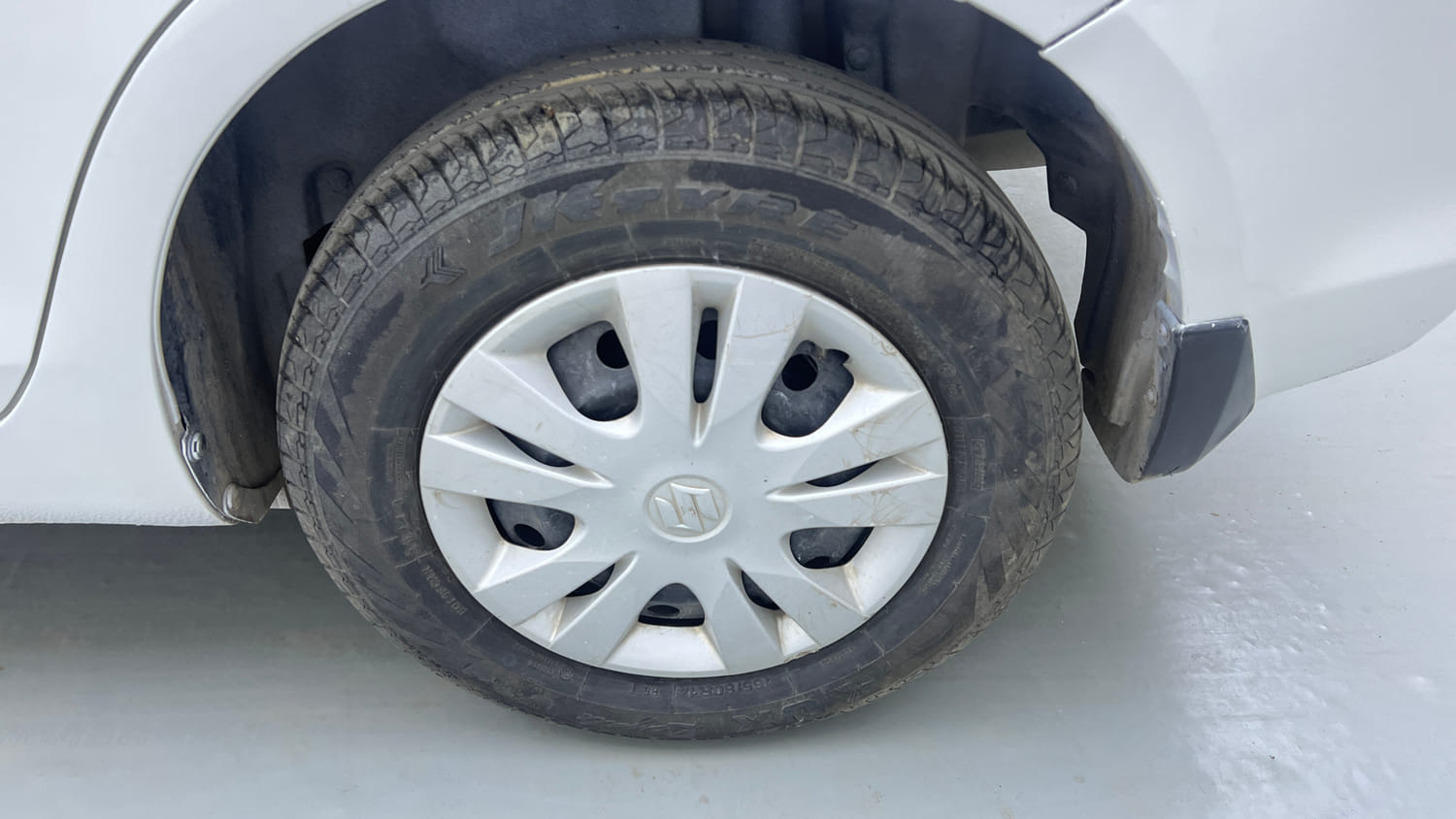 Used 2017 Maruti Suzuki Swift Dzire VXI AT ABS Petrol Automatic tyres LEFT REAR TYRE RIM VIEW