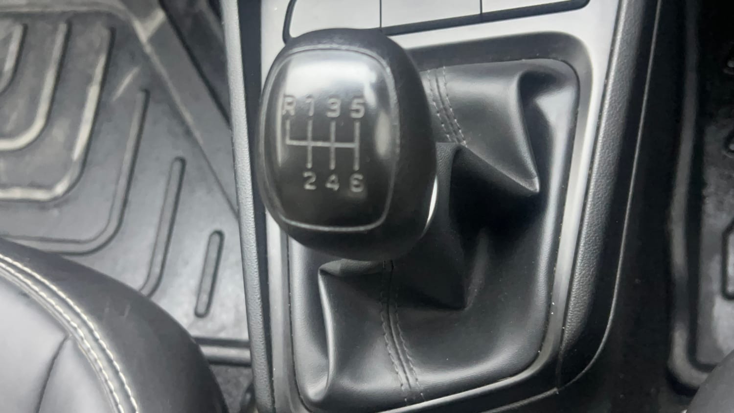 Used 2025 Hyundai Verna EX 1.5 Petrol MT Petrol Manual interior GEAR  KNOB VIEW