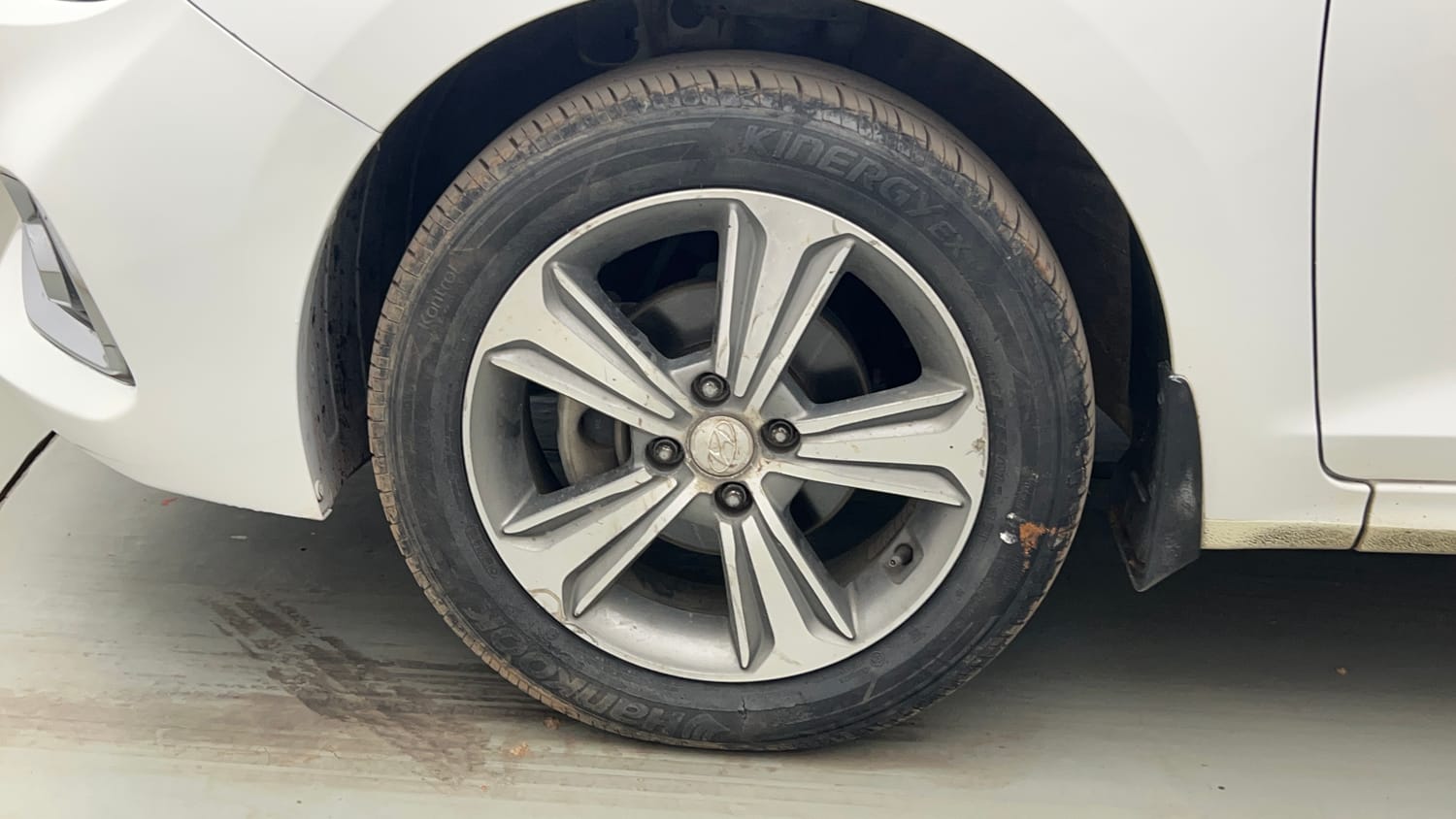 Used 2019 Hyundai Verna SX (O)1.6 VTVT Petrol Manual tyres LEFT FRONT TYRE RIM VIEW