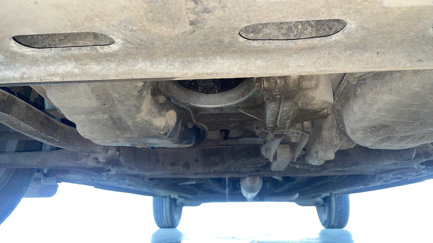 Used 2022 Nissan Magnite XV Premium Turbo CVT Dual Tone Petrol Automatic extra FRONT LEFT UNDERBODY VIEW