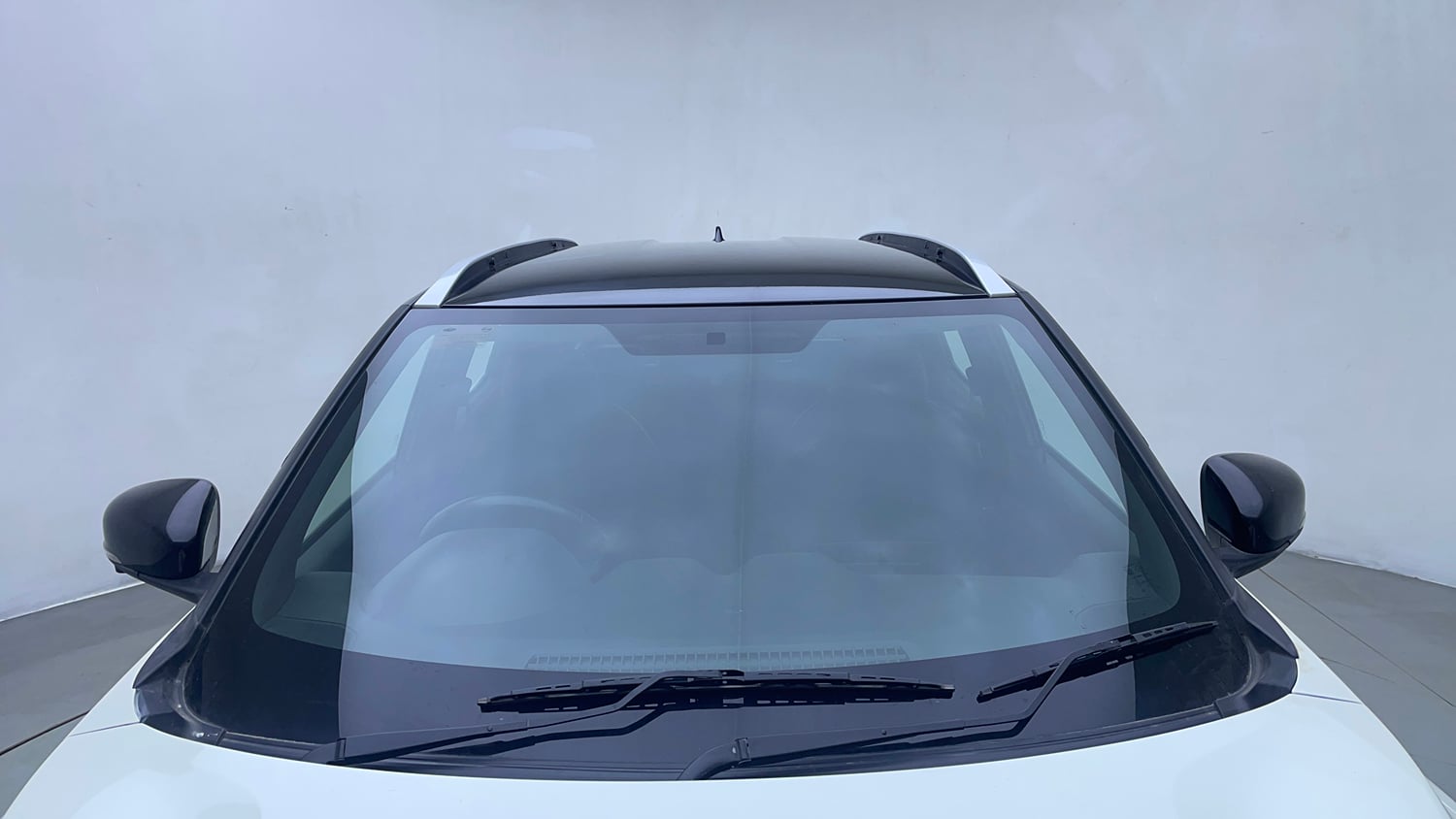 Used 2022 Nissan Magnite XV Premium Turbo CVT Dual Tone Petrol Automatic exterior FRONT WINDSHIELD VIEW