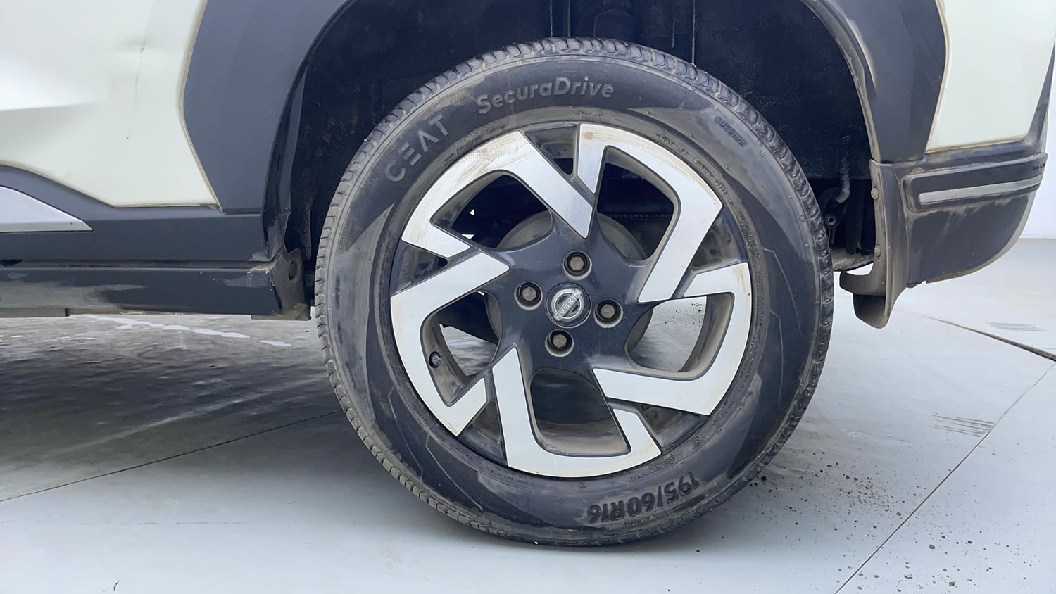 Used 2022 Nissan Magnite XV Premium Turbo CVT Dual Tone Petrol Automatic tyres LEFT REAR TYRE RIM VIEW