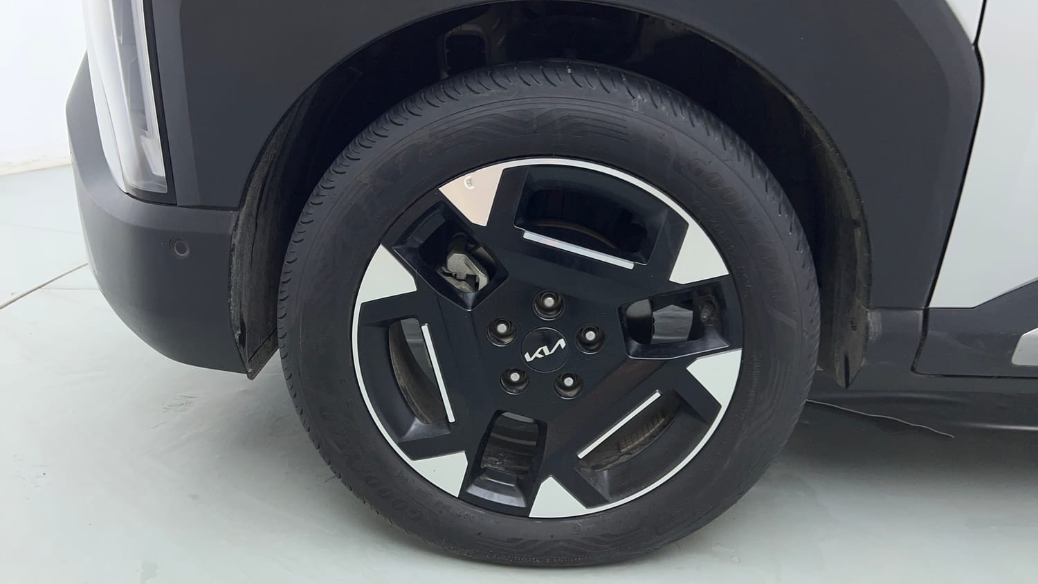 Used 2025 Kia Syros HTX Plus (O) 1.5 Diesel 6AT Diesel Automatic tyres LEFT FRONT TYRE RIM VIEW