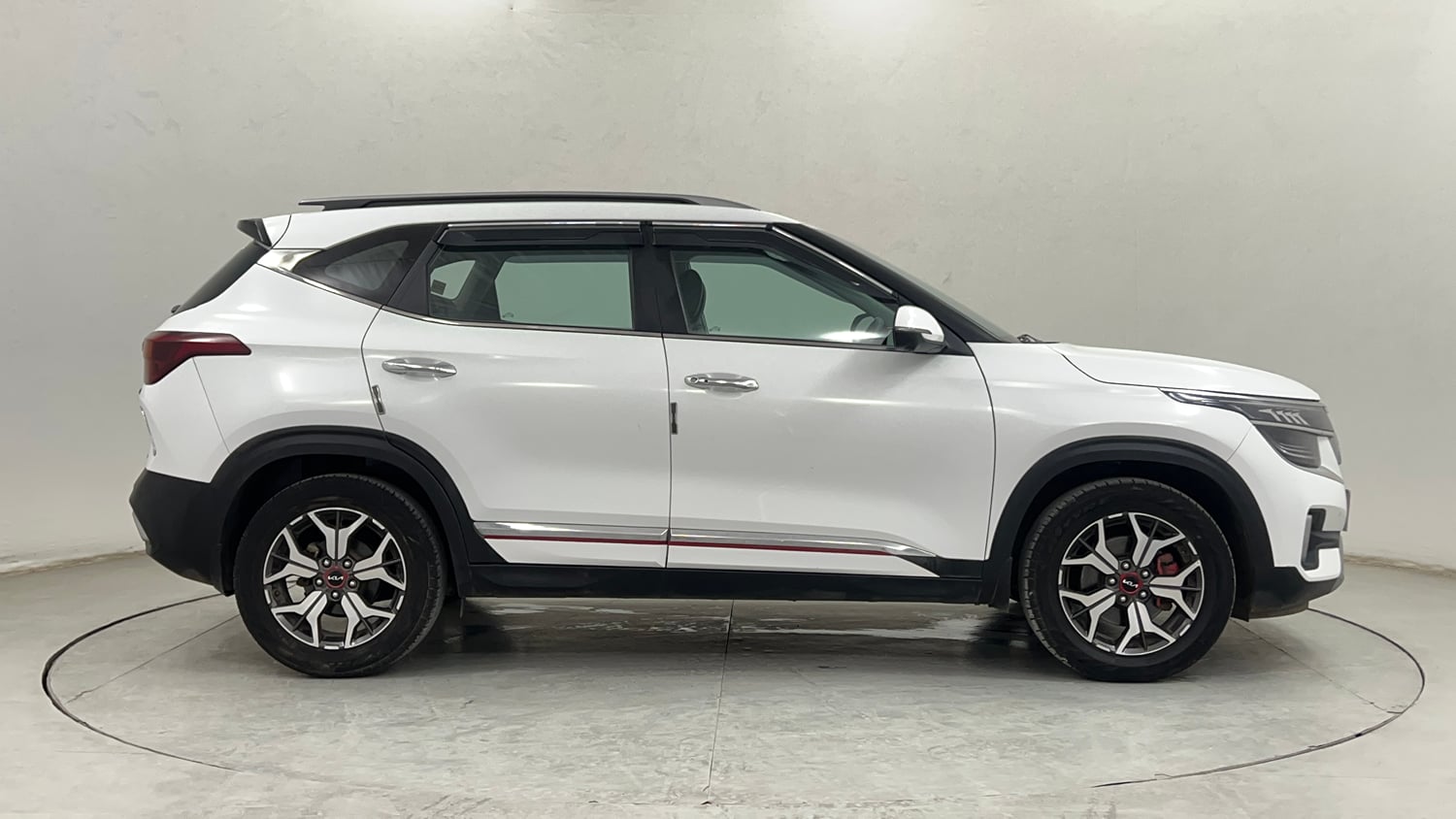 Used 2023 Kia Seltos GTX Plus 1.4 Petrol Manual exterior RIGHT SIDE VIEW