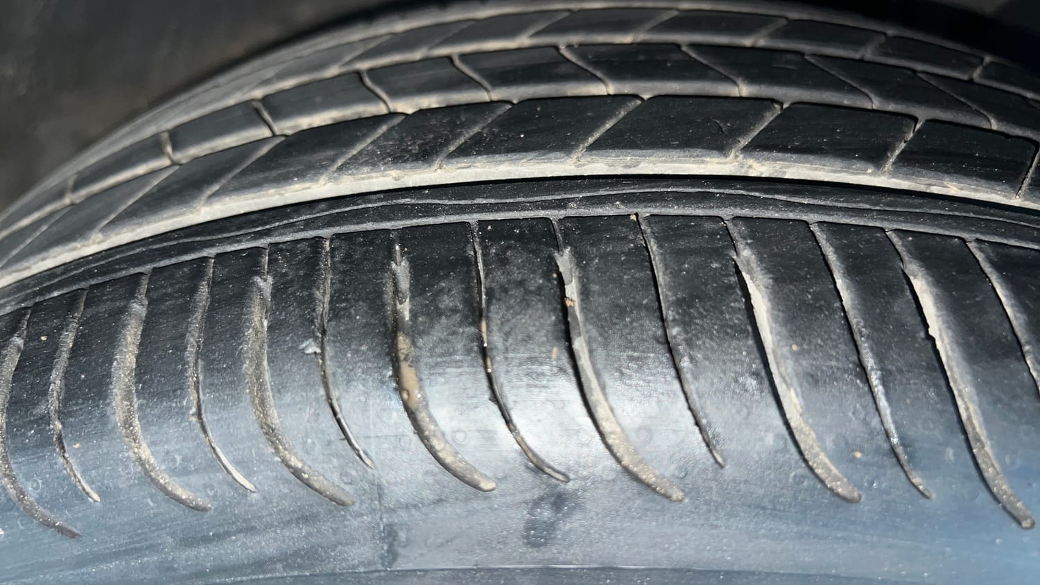 Used 2025 Kia Syros HTX Plus (O) 1.5 Diesel 6AT Diesel Automatic tyres RIGHT FRONT TYRE TREAD VIEW