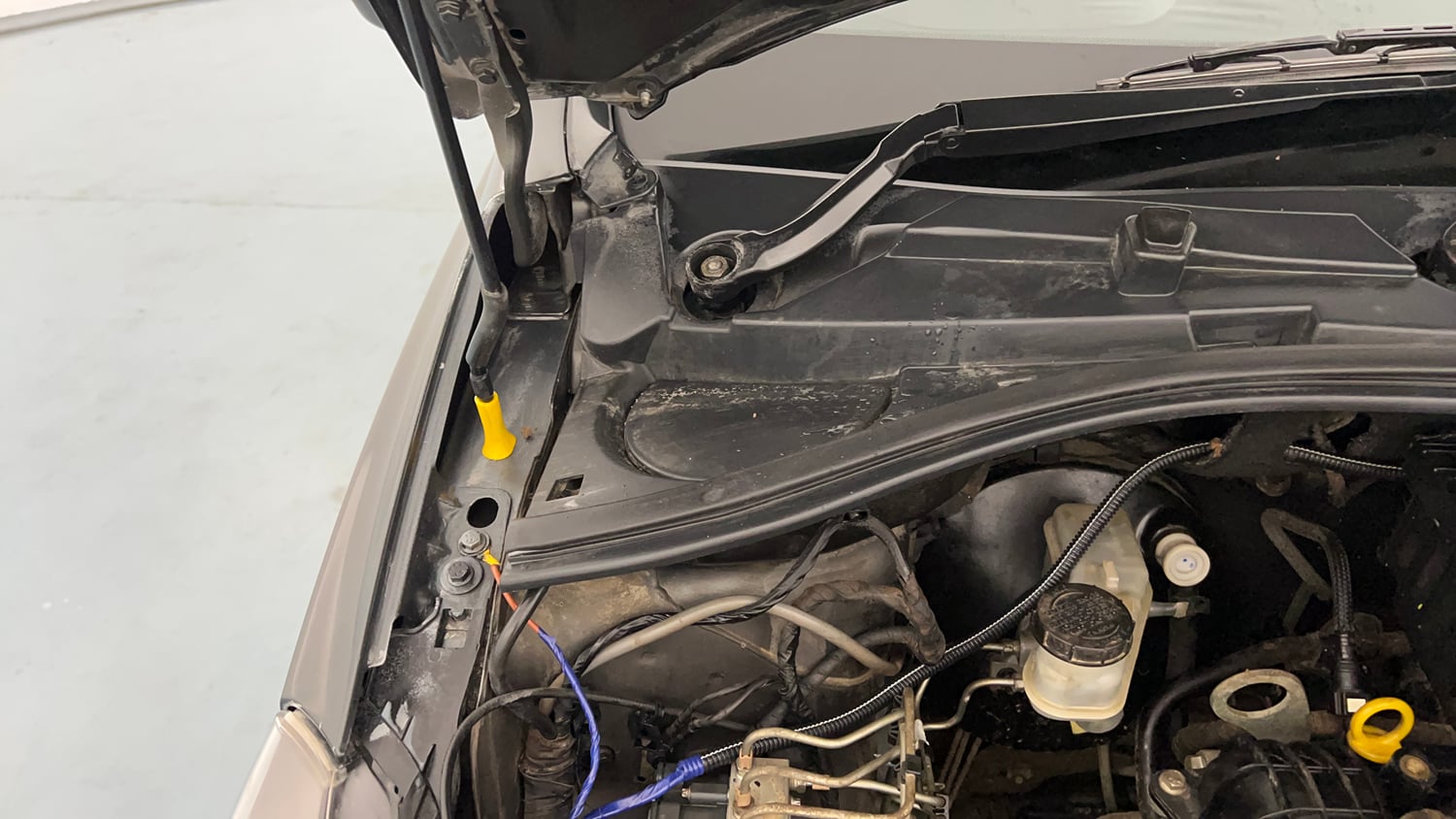 Used 2020 Tata Tiago XZ Plus Dual Tone Petrol Manual engine ENGINE RIGHT SIDE HINGE & APRON VIEW