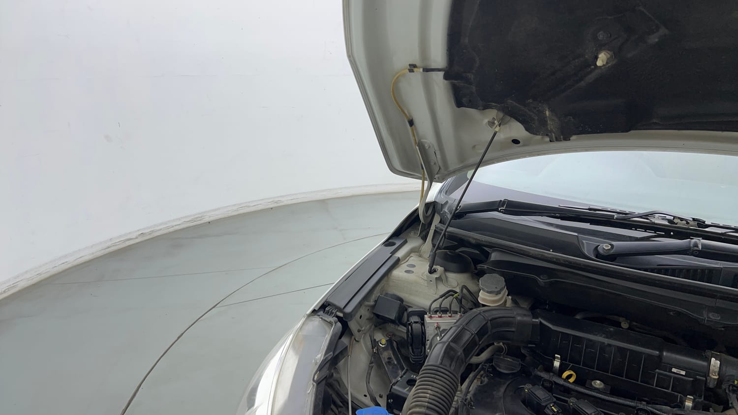 Used 2023 Maruti Suzuki Ciaz Sigma 1.5 Petrol Manual engine ENGINE RIGHT SIDE HINGE & APRON VIEW