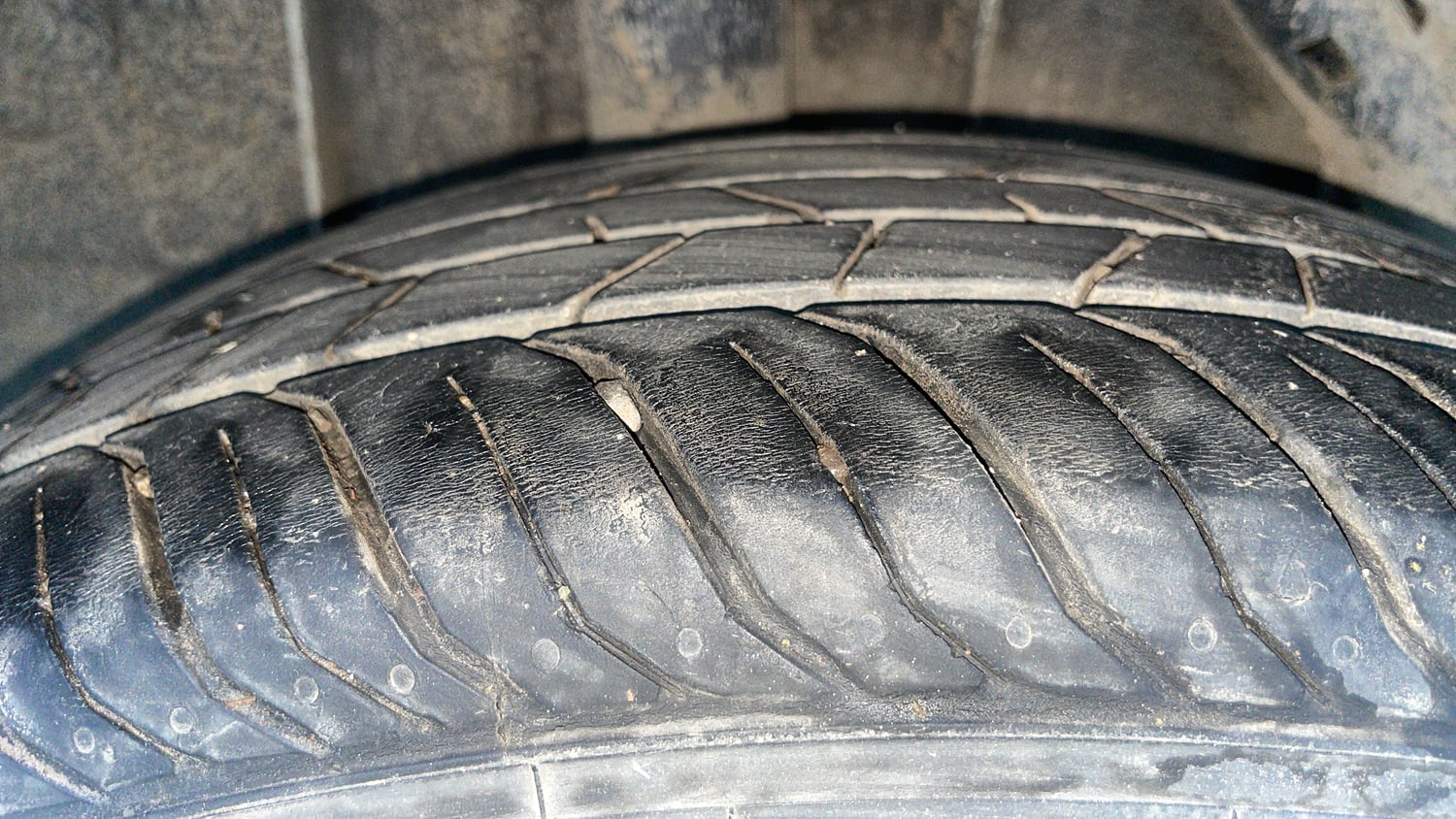 Used 2022 Nissan Magnite XV Premium Turbo CVT Dual Tone Petrol Automatic tyres RIGHT REAR TYRE TREAD VIEW