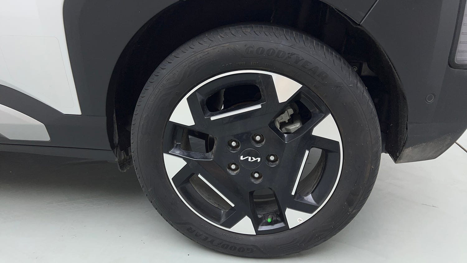 Used 2025 Kia Syros HTX Plus (O) 1.5 Diesel 6AT Diesel Automatic tyres LEFT REAR TYRE RIM VIEW