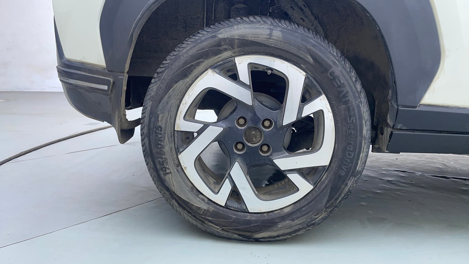 Used 2022 Nissan Magnite XV Premium Turbo CVT Dual Tone Petrol Automatic tyres RIGHT REAR TYRE RIM VIEW