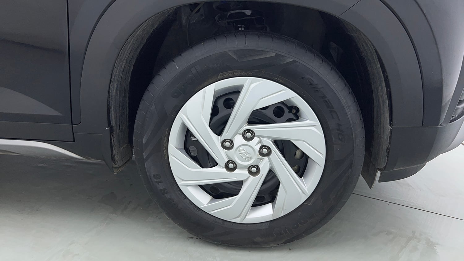 Used 2024 Hyundai Creta 1.5 MPi Petrol MT EX Petrol Manual tyres RIGHT FRONT TYRE RIM VIEW
