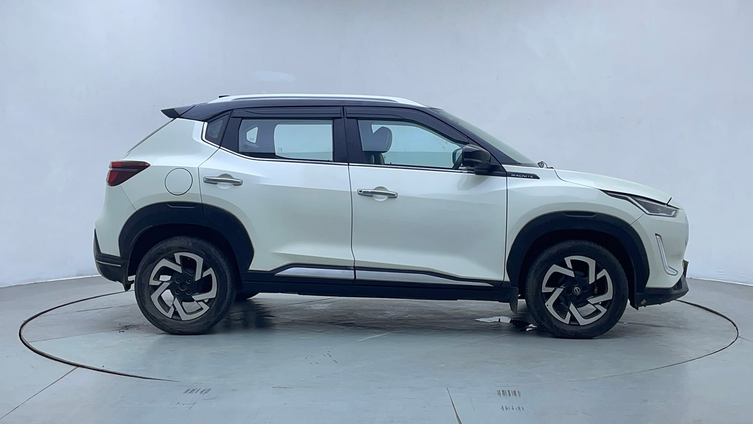 Used 2022 Nissan Magnite XV Premium Turbo CVT Dual Tone Petrol Automatic exterior RIGHT SIDE VIEW
