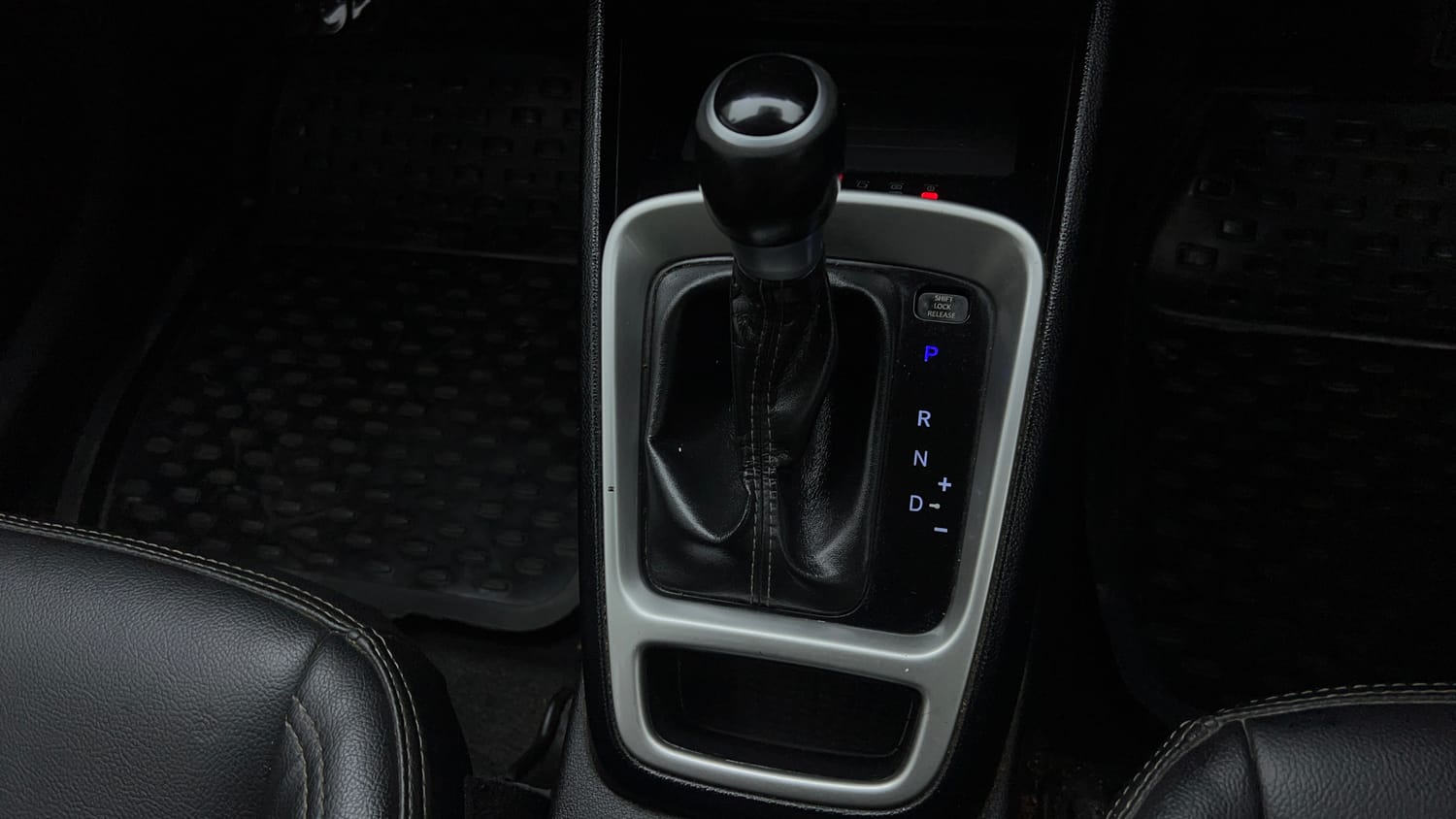 Used 2020 Hyundai Venue SX Plus 1.0 Turbo DCT Petrol Automatic interior GEAR  KNOB VIEW