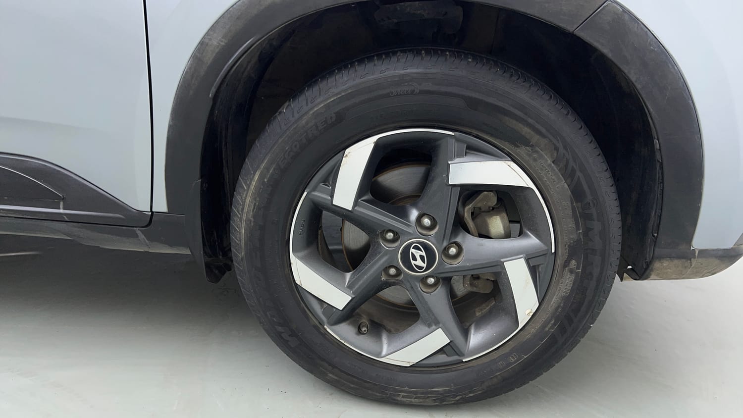Used 2020 Hyundai Venue SX Plus 1.0 Turbo DCT Petrol Automatic tyres RIGHT FRONT TYRE RIM VIEW