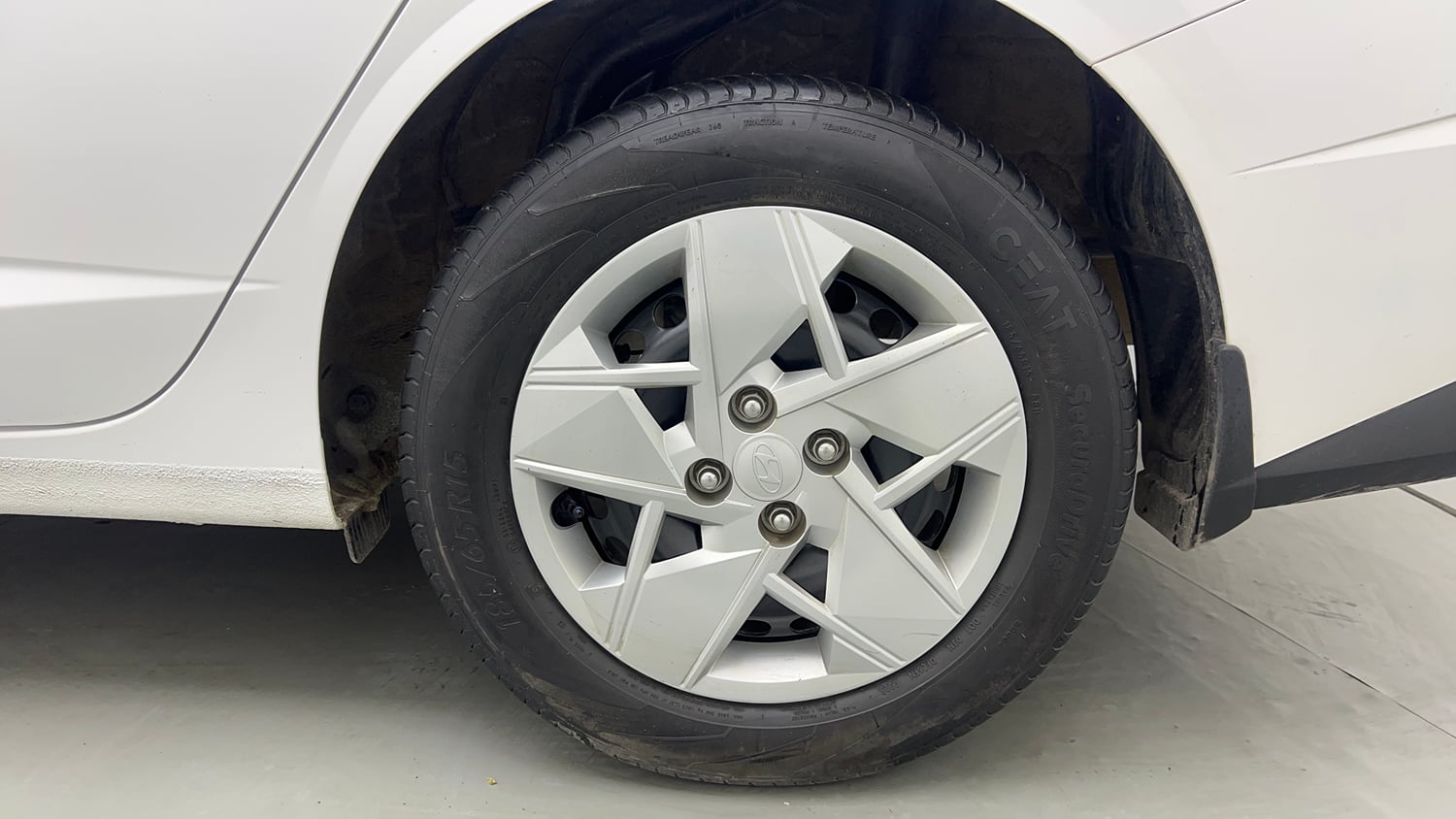 Used 2025 Hyundai Verna EX 1.5 Petrol MT Petrol Manual tyres LEFT REAR TYRE RIM VIEW