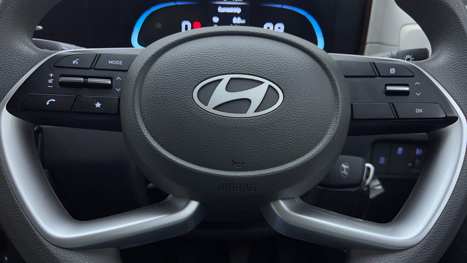 Used 2024 Hyundai Creta 1.5 MPi Petrol MT EX Petrol Manual top_features Steering mounted controls