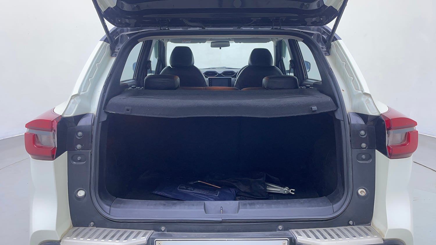 Used 2022 Nissan Magnite XV Premium Turbo CVT Dual Tone Petrol Automatic interior DICKY INSIDE VIEW