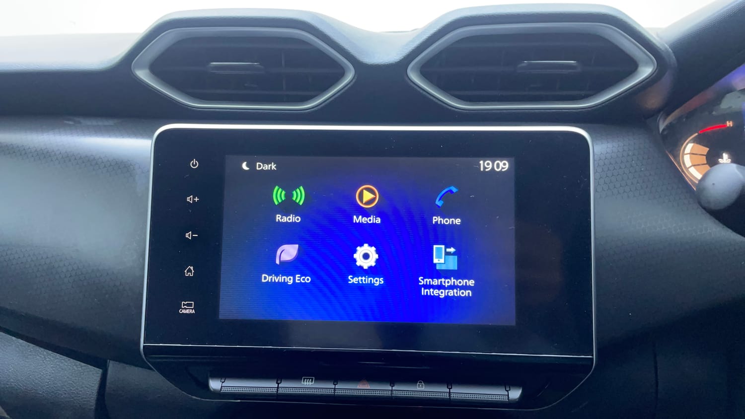 Used 2022 Nissan Magnite XV Premium Turbo CVT Dual Tone Petrol Automatic top_features Touch screen infotainment system