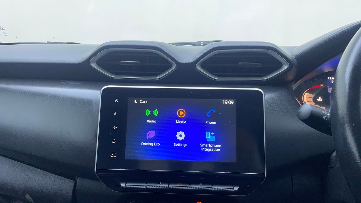 Used 2022 Nissan Magnite XV Premium Turbo CVT Dual Tone Petrol Automatic top_features Integrated (in-dash) music system