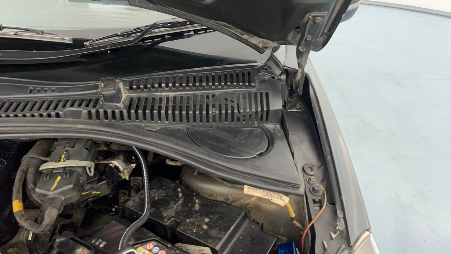 Used 2020 Tata Tiago XZ Plus Dual Tone Petrol Manual engine ENGINE LEFT SIDE HINGE & APRON VIEW