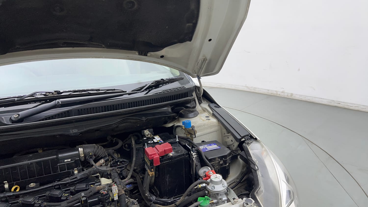 Used 2023 Maruti Suzuki Ciaz Sigma 1.5 Petrol Manual engine ENGINE LEFT SIDE HINGE & APRON VIEW