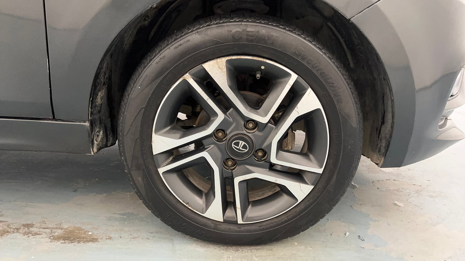 Used 2020 Tata Tiago XZ Plus Dual Tone Petrol Manual tyres RIGHT FRONT TYRE RIM VIEW
