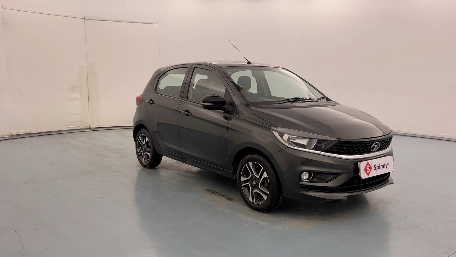 Used 2020 Tata Tiago XZ Plus Dual Tone Petrol Manual exterior RIGHT FRONT CORNER VIEW